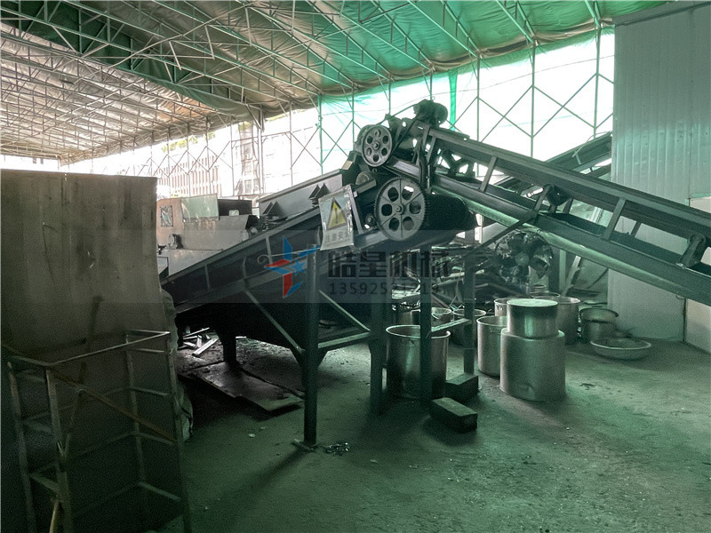 斷橋鋁破碎機廢鋁破碎分選現(xiàn)場 斷橋鋁破碎機<a href='http://www.bala10minutes.cn/psxl/1279.html' target='_blank'><span>廢鋁破碎</span></a>分選現(xiàn)場
